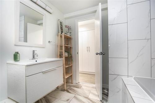 878 Elm St, Winnipeg, MB 