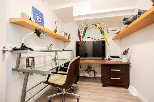 878 Elm St, Winnipeg, MB 