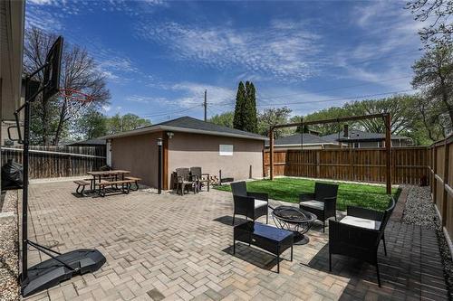 878 Elm St, Winnipeg, MB 