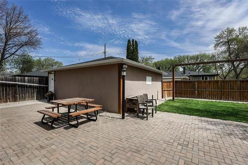 878 Elm St, Winnipeg, MB 