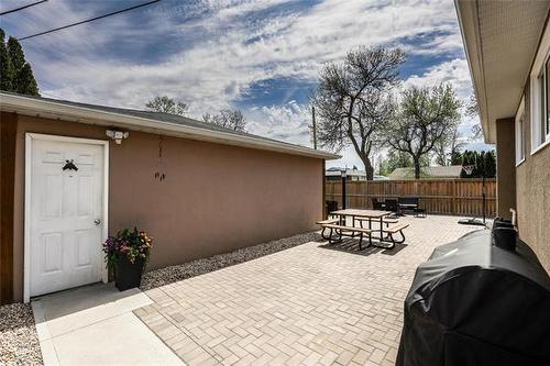 878 Elm St, Winnipeg, MB 