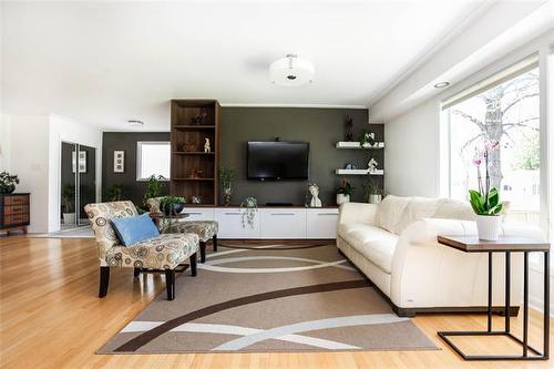 878 Elm St, Winnipeg, MB 