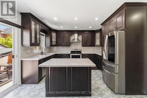 8 Pacific Wind Crescent, Brampton, ON - Indoor Photo Showing Kitchen With Upgraded Kitchen