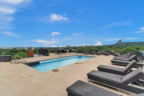 Piscine - 311-4599 Av. Clanranald, Montréal (Côte-Des-Neiges/Notre-Dame-De-Grâce), QC - Outdoor With In Ground Pool With View
