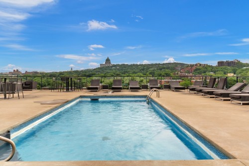 Piscine - 311-4599 Av. Clanranald, Montréal (Côte-Des-Neiges/Notre-Dame-De-Grâce), QC - Outdoor With In Ground Pool With View