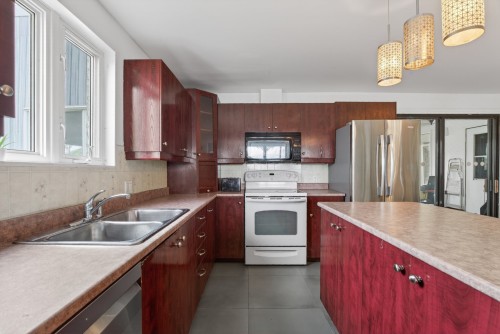 Cuisine - 35 Mtée Des Hirondelles, Château-Richer, QC - Indoor Photo Showing Kitchen With Double Sink
