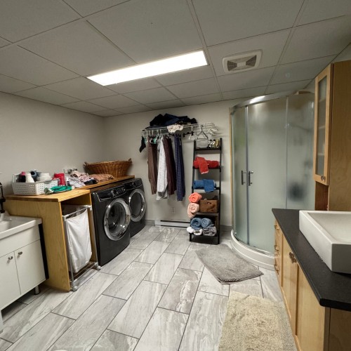 Bathroom - 18 Rue Chambers, Sept-Îles, QC - Indoor Photo Showing Laundry Room