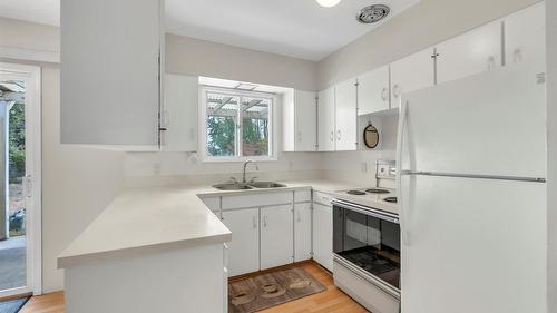 146 Mcculloch Drive, Penticton, BC - Indoor Photo Showing Kitchen With Double Sink