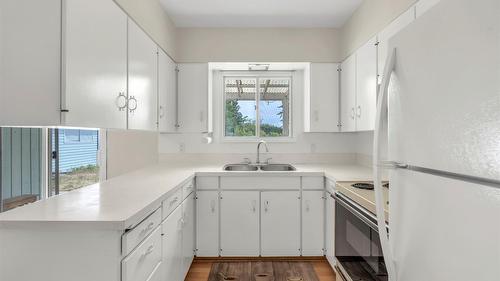 146 Mcculloch Drive, Penticton, BC - Indoor Photo Showing Kitchen With Double Sink