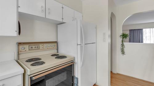 146 Mcculloch Drive, Penticton, BC - Indoor Photo Showing Kitchen