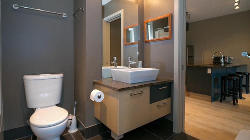 303-30 Monashee Road, Vernon, BC - Indoor Photo Showing Bathroom