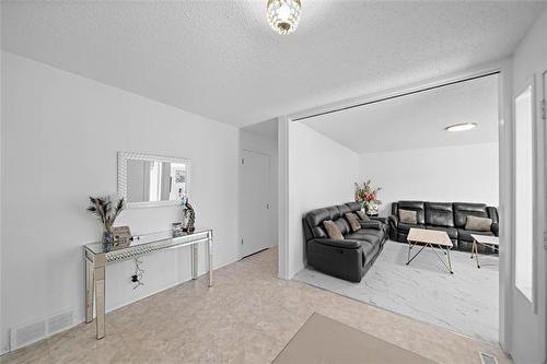 1370 Loudoun Rd, Winnipeg, MB 