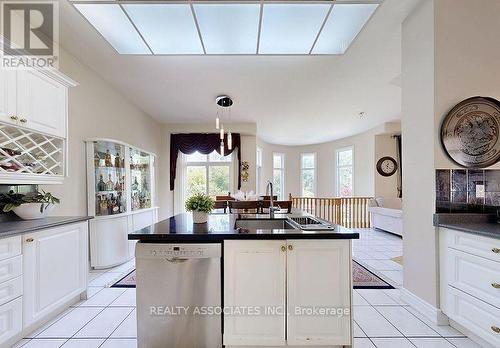 2 Lord Nelson Court, Richmond Hill, ON - Indoor Photo Showing Kitchen With Double Sink