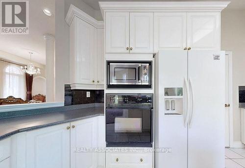 2 Lord Nelson Court, Richmond Hill, ON - Indoor Photo Showing Kitchen