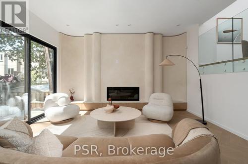 538 Duplex Avenue, Toronto, ON - Indoor Photo Showing Living Room