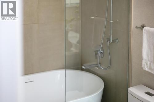 1152 Sunset Drive Unit# 1702, Kelowna, BC - Indoor Photo Showing Bathroom