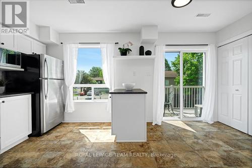 320 Wiffen Private, Ottawa, ON - Indoor Photo Showing Kitchen