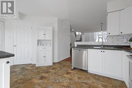 320 Wiffen Private, Ottawa, ON - Indoor Photo Showing Kitchen