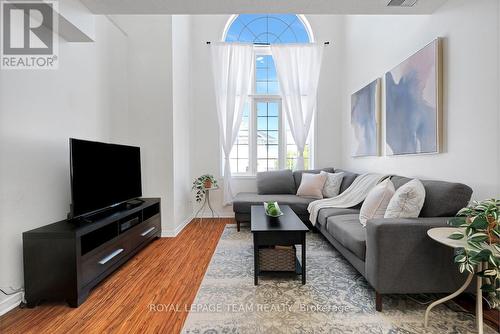 320 Wiffen Private, Ottawa, ON - Indoor Photo Showing Living Room