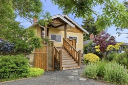 3130 Kingsley St Saanich, BC V8P 4J4
