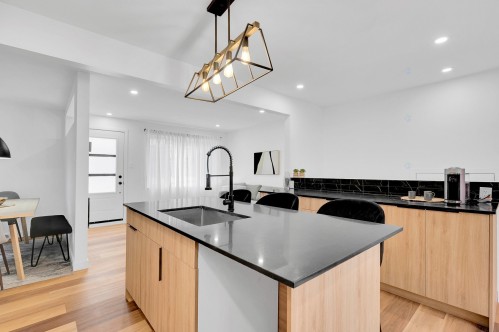 Cuisine - 175 Rue L'Allier, Laval (Sainte-Rose), QC - Indoor Photo Showing Kitchen With Upgraded Kitchen