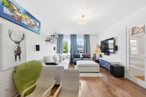 Salle familiale - 267 Rue Capes, Saint-Constant, QC - Indoor Photo Showing Living Room