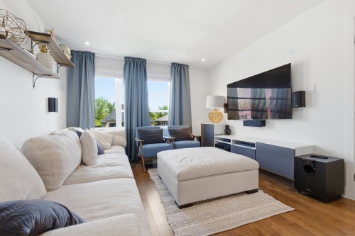 Salle familiale - 267 Rue Capes, Saint-Constant, QC - Indoor Photo Showing Living Room
