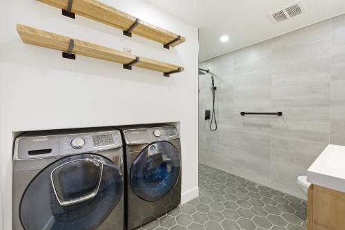 Salle de bains - 267 Rue Capes, Saint-Constant, QC - Indoor Photo Showing Laundry Room