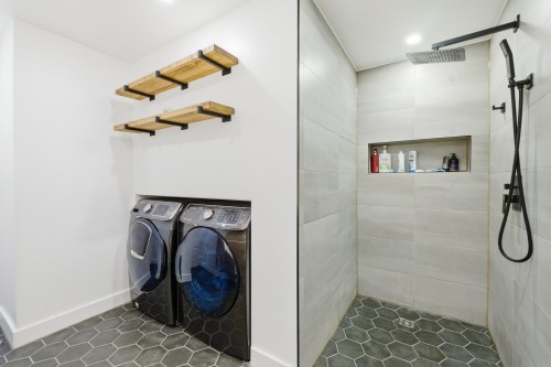 Salle de bains - 267 Rue Capes, Saint-Constant, QC - Indoor Photo Showing Laundry Room