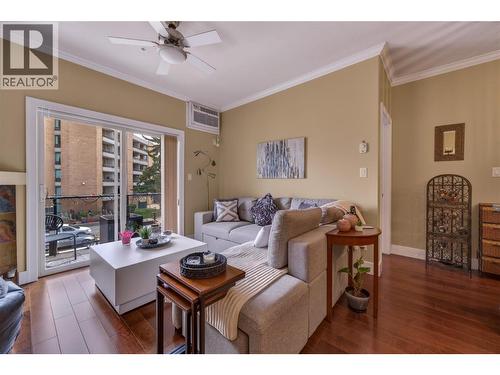 240 Wade Avenue W Avenue Unit# 305, Penticton, BC - Indoor Photo Showing Living Room