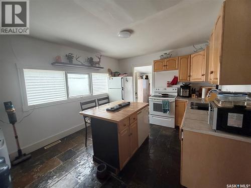 936 Wallace Street, Regina, SK - Indoor Photo Showing Kitchen