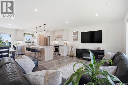 112 8Th Avenue E, Watrous, SK - Indoor Photo Showing Living Room