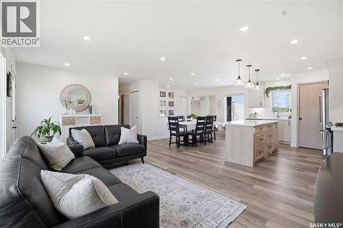 112 8Th Avenue E, Watrous, SK - Indoor Photo Showing Living Room