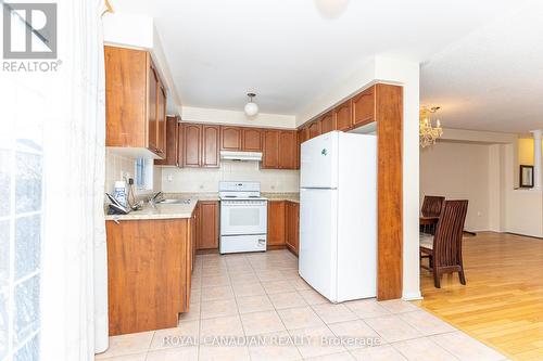 101 Crystalview Crescent, Brampton, ON - Indoor Photo Showing Kitchen