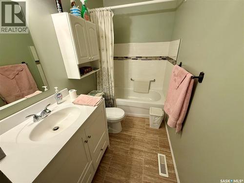 70 Hatton Crescent, Regina, SK - Indoor Photo Showing Bathroom