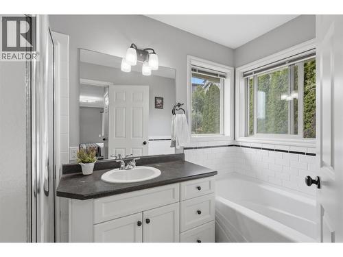 444 Azure Place, Kamloops, BC - Indoor Photo Showing Bathroom