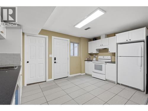 444 Azure Place, Kamloops, BC - Indoor Photo Showing Kitchen