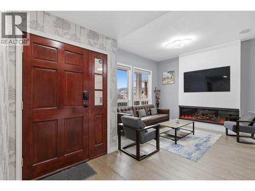 444 Azure Place, Kamloops, BC - Indoor Photo Showing Living Room