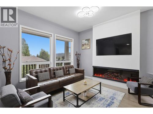 444 Azure Place, Kamloops, BC - Indoor Photo Showing Living Room
