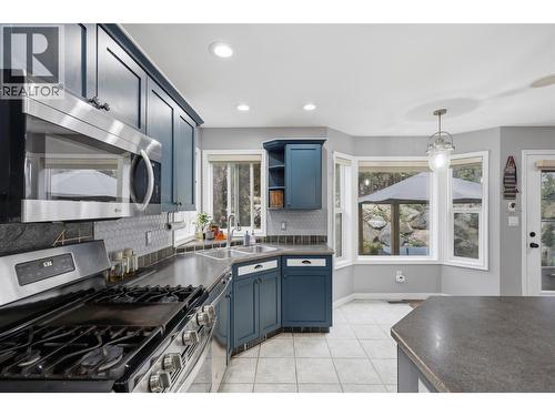 444 Azure Place, Kamloops, BC - Indoor Photo Showing Kitchen With Double Sink