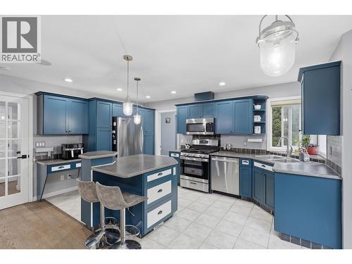444 Azure Place, Kamloops, BC - Indoor Photo Showing Kitchen With Stainless Steel Kitchen With Double Sink With Upgraded Kitchen