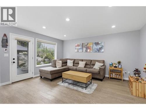 444 Azure Place, Kamloops, BC - Indoor Photo Showing Living Room