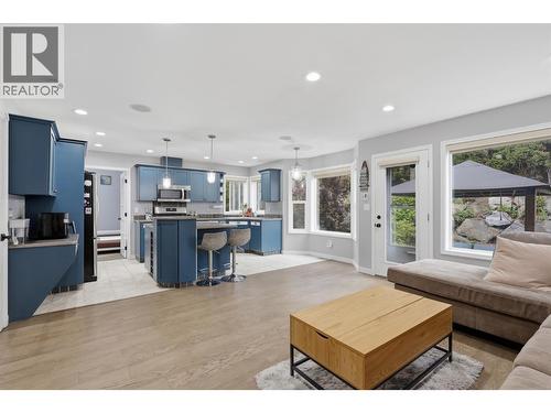 444 Azure Place, Kamloops, BC - Indoor Photo Showing Living Room