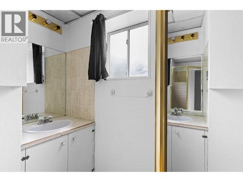 2877 Springfield Road, Kelowna, BC - Indoor Photo Showing Bathroom