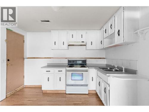 2877 Springfield Road, Kelowna, BC - Indoor Photo Showing Kitchen With Double Sink