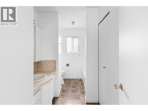 2877 Springfield Road, Kelowna, BC - Indoor Photo Showing Bathroom