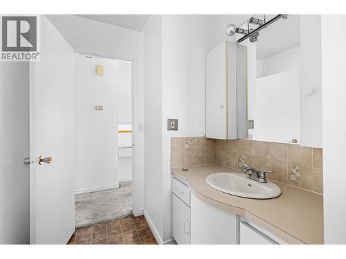 2877 Springfield Road, Kelowna, BC - Indoor Photo Showing Bathroom