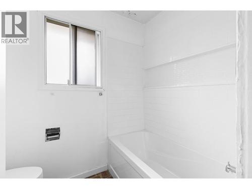 2877 Springfield Road, Kelowna, BC - Indoor Photo Showing Bathroom