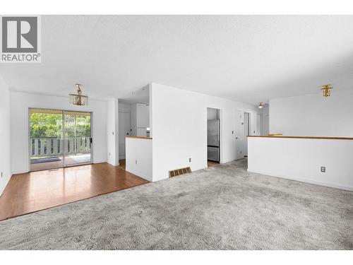 2877 Springfield Road, Kelowna, BC - Indoor Photo Showing Living Room
