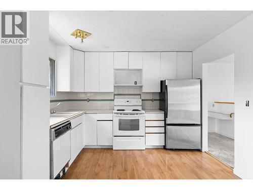 2877 Springfield Road, Kelowna, BC - Indoor Photo Showing Kitchen